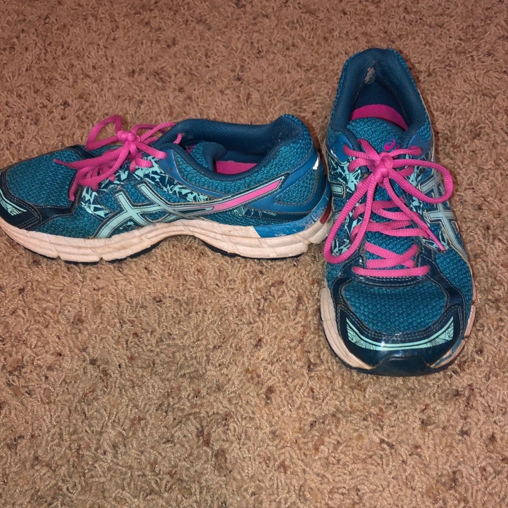ASICS tennis shoe